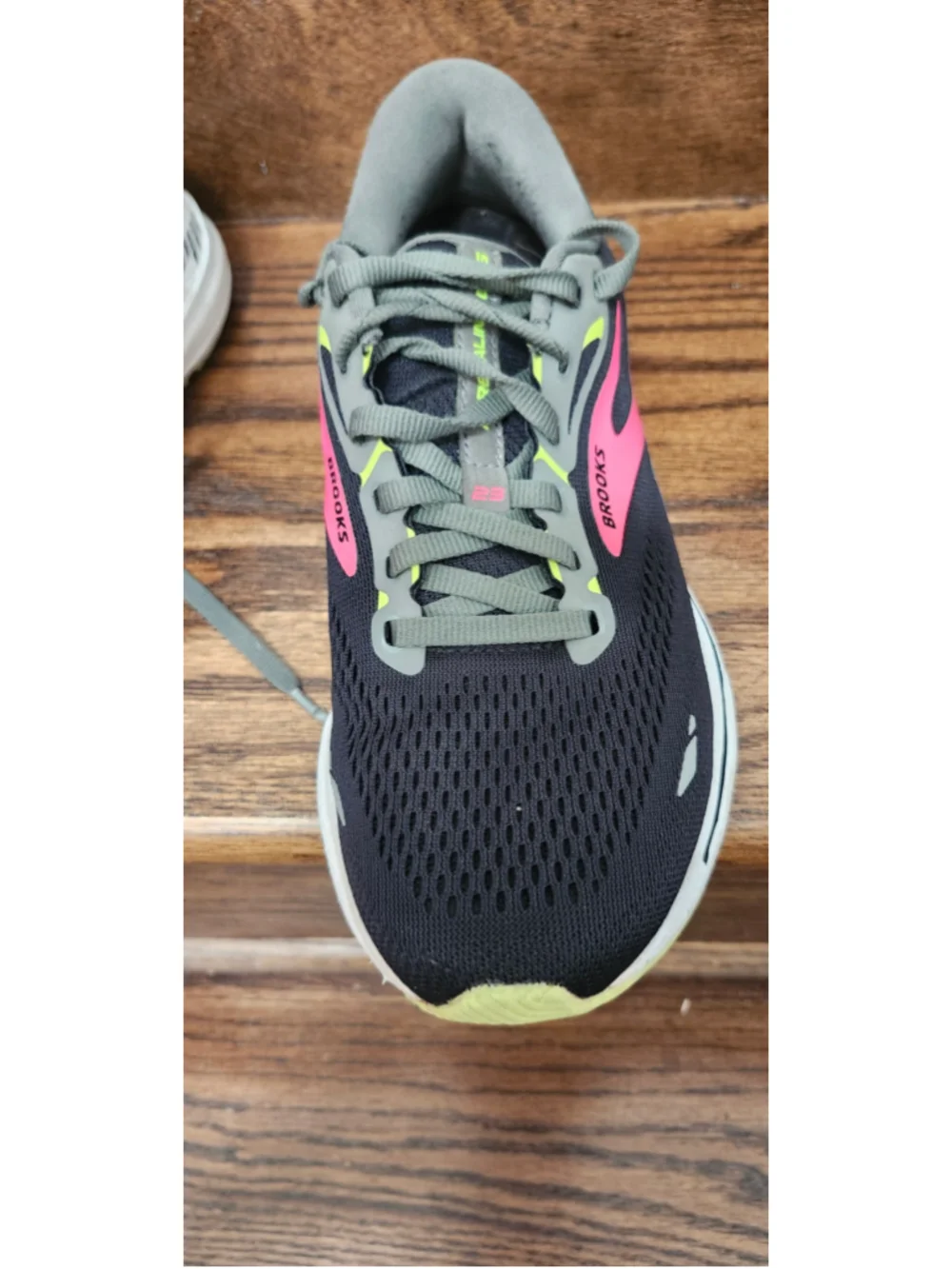 Brooks Adrenaline GTS 23 Sneakers size 8